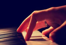 "Tải Một Ứng Dụng, Mở Ngàn Cửa Mộng: Luận Nhân Tâm Trong Cõi Ảo Cuồng Hoa"